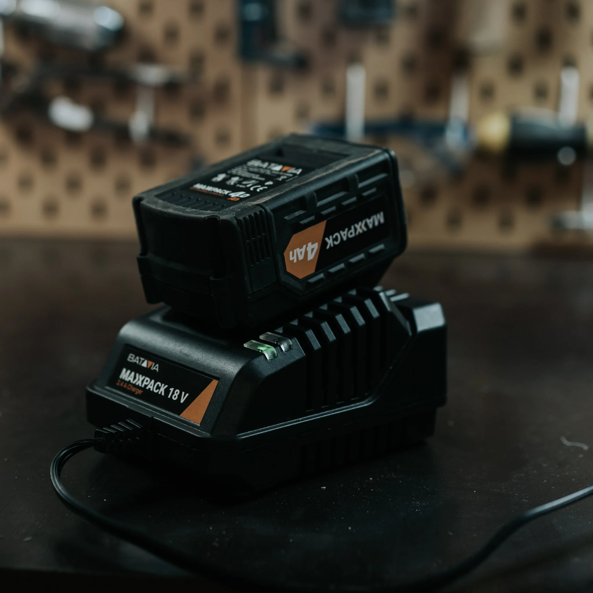 Nabíječka 18V, 2,4A MAXXPACK pro AKU nářadí BATAVIA