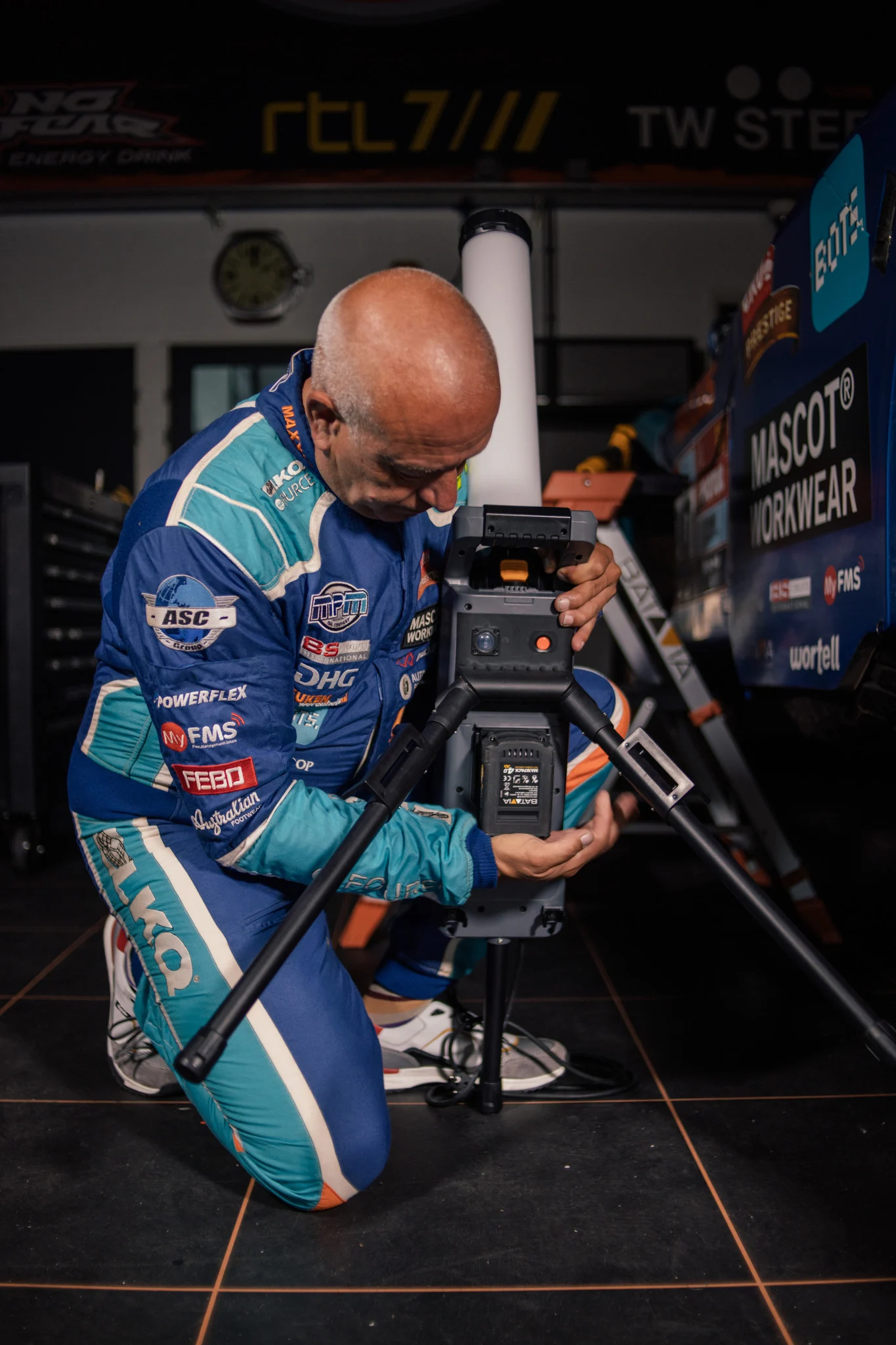 Aku bezdrátové LED hybridní 360º stavební a pracovní světlo, Li-Ion 18V/230V, LED 25W, 6500K, IP54, bez baterie a nabíječky, bateriová platforma MAXXPACK BATAVIA