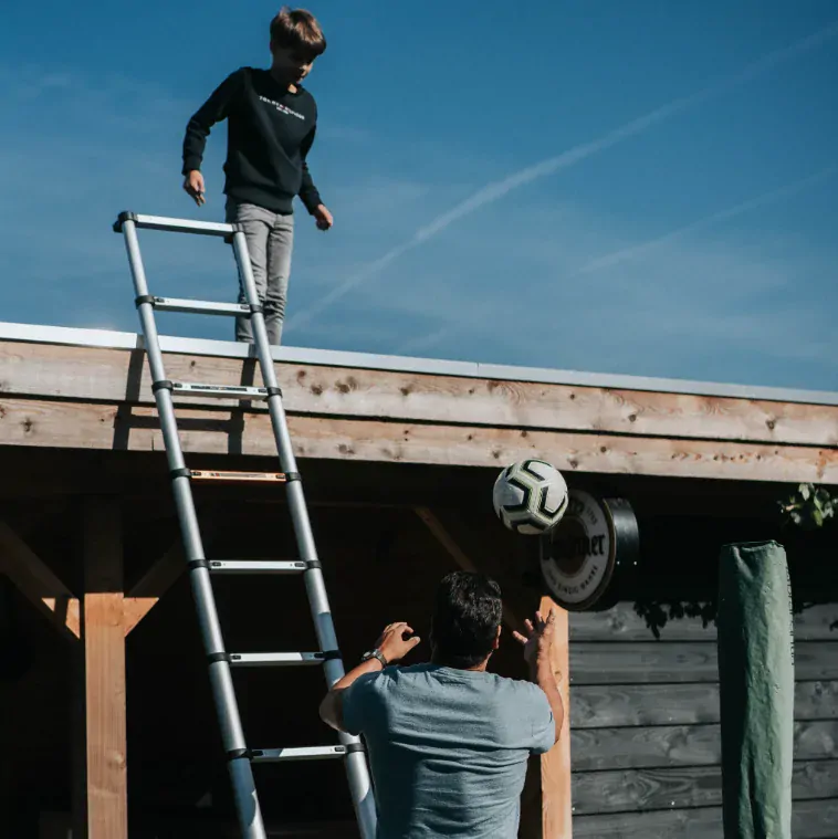 Hliníkový žebřík teleskopický, kvalitní zpracování, délka 2,63 m, 8 příček, nosnost 150 kg, BATAVIA