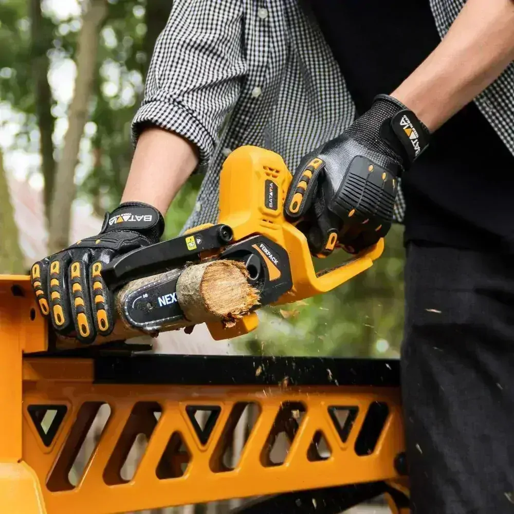 Aku bezdrátová jednoruční pilka na větve, vyvětvovací pila, minipila, 12V Li-Ion, 4000 ot./min., 154 mm lišta. Včetně baterie, nabíječky a kufru. FIXXPACK BATAVIA 