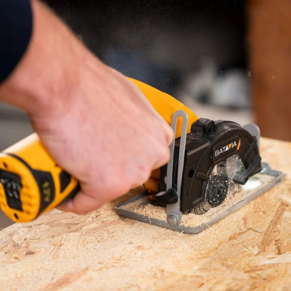 Aku bezdrátová kotoučová, okružní pila s funkcí pokosového řezání, průměr 85mm, hloubka řezu 26mm. 12V Li-Ion, bez baterie a nabíječky. FIXXPACK BATAVIA 