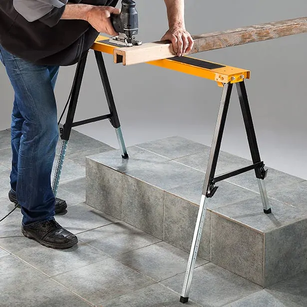 Skládací nastavitelná stavební koza, stavební stojan s protiskluzovou gumovou podložkou, nosnost 150kg BATAVIA