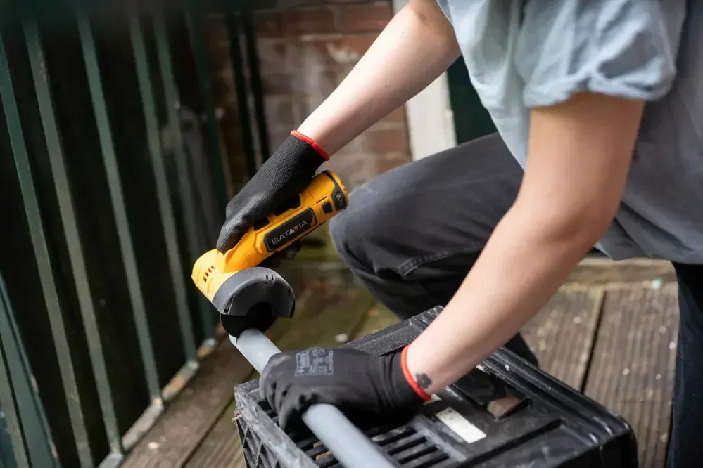 Aku bezdrátová úhlová bruska nejen pro kutily, 12V Li-Ion, bez baterie a nabíječky, bateriová platforma FIXXPACK BATAVIA