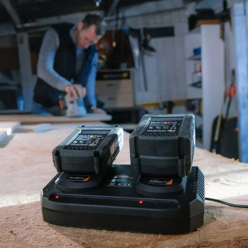 Duální nabíječka 18V, 3,5A MAXXPACK pro AKU nářadí BATAVIA