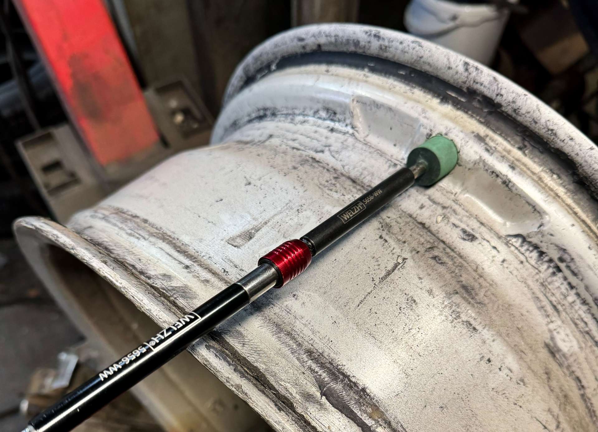 Sada na frézování a čištění otvorů pro ventilky pneumatik v litých kolech, Welzh