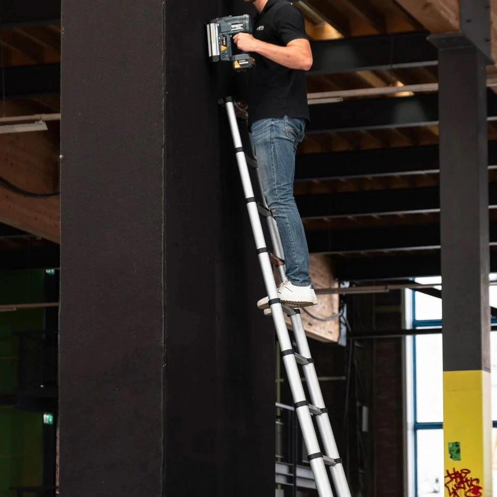 Hliníkový žebřík teleskopický, kvalitní zpracování, délka žebříku 4,15 m, s indikátorem úhlu, max. pracovní výška 5,18 m, 14 příček, nosnost 150 kg, BATAVIA