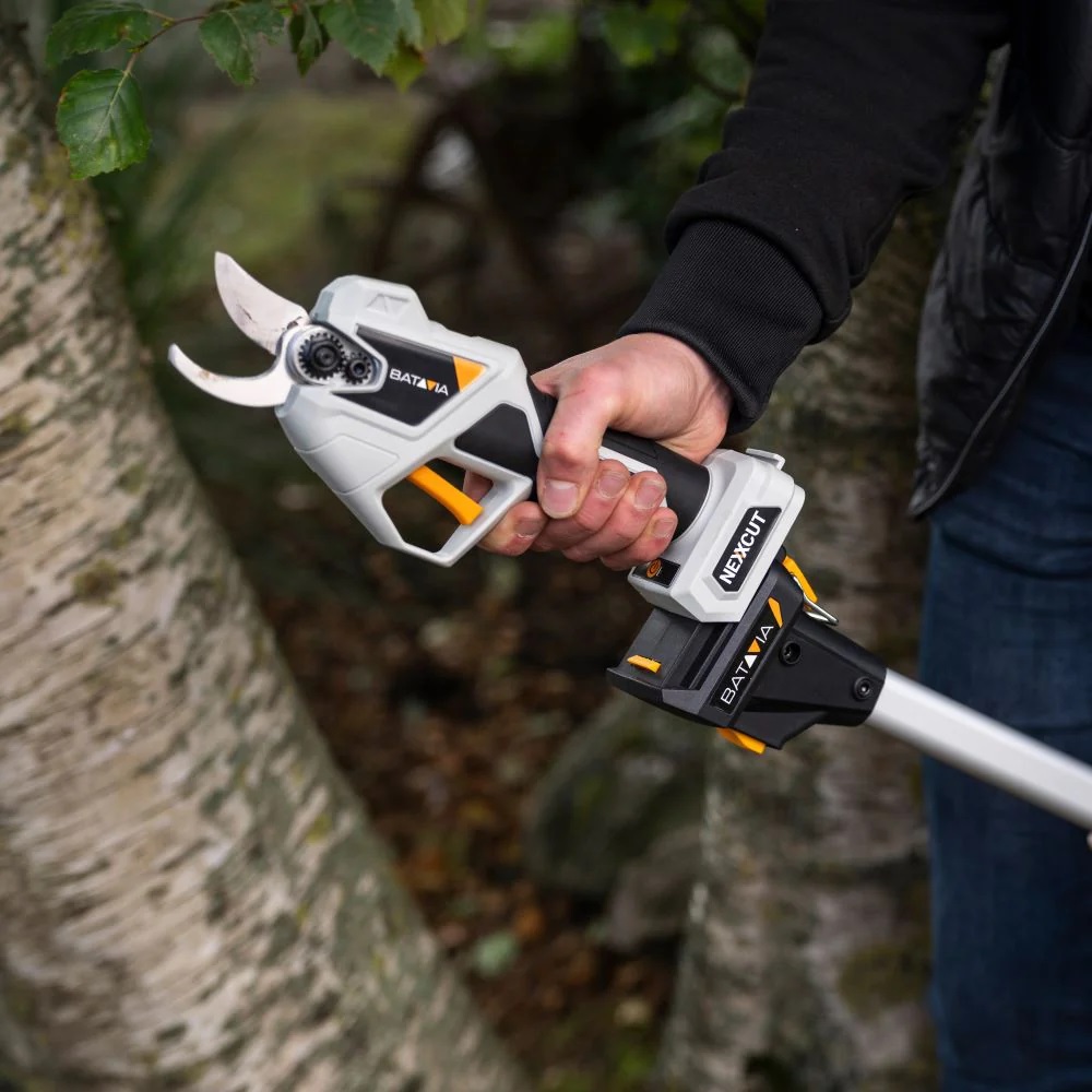 Aku bezdrátové nůžky na větve, prořezávač na keře i stromky, 18V Li-Ion, bezuhlíkový motor, na větve do průměru 30 mm, bez baterie a nabíječky MAXXPACK BATAVIA