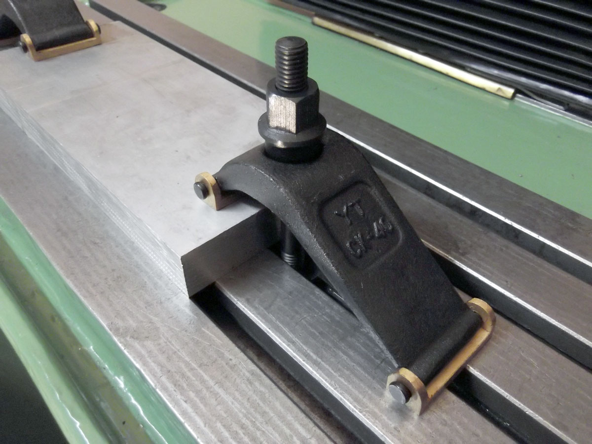 Litinové robustni upínky s výklopnými mosaznými ploškami - M12 - 10 dílů, Warco