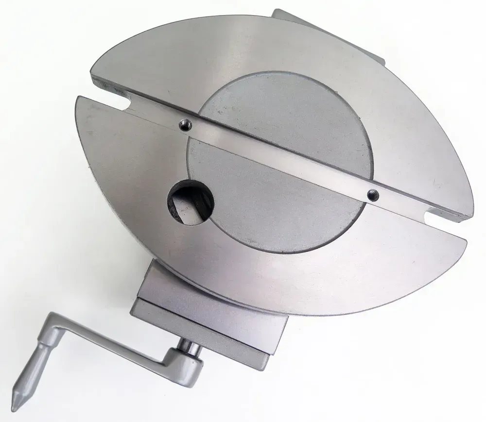 Samostředící strojní svěrák s odnímatelnou otočnou základnou čelisti 100 mm