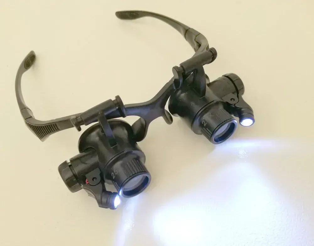 Hodinářské brýle pro jemnou mechaniku s výměnnými zvětšovacími skly a LED světlem