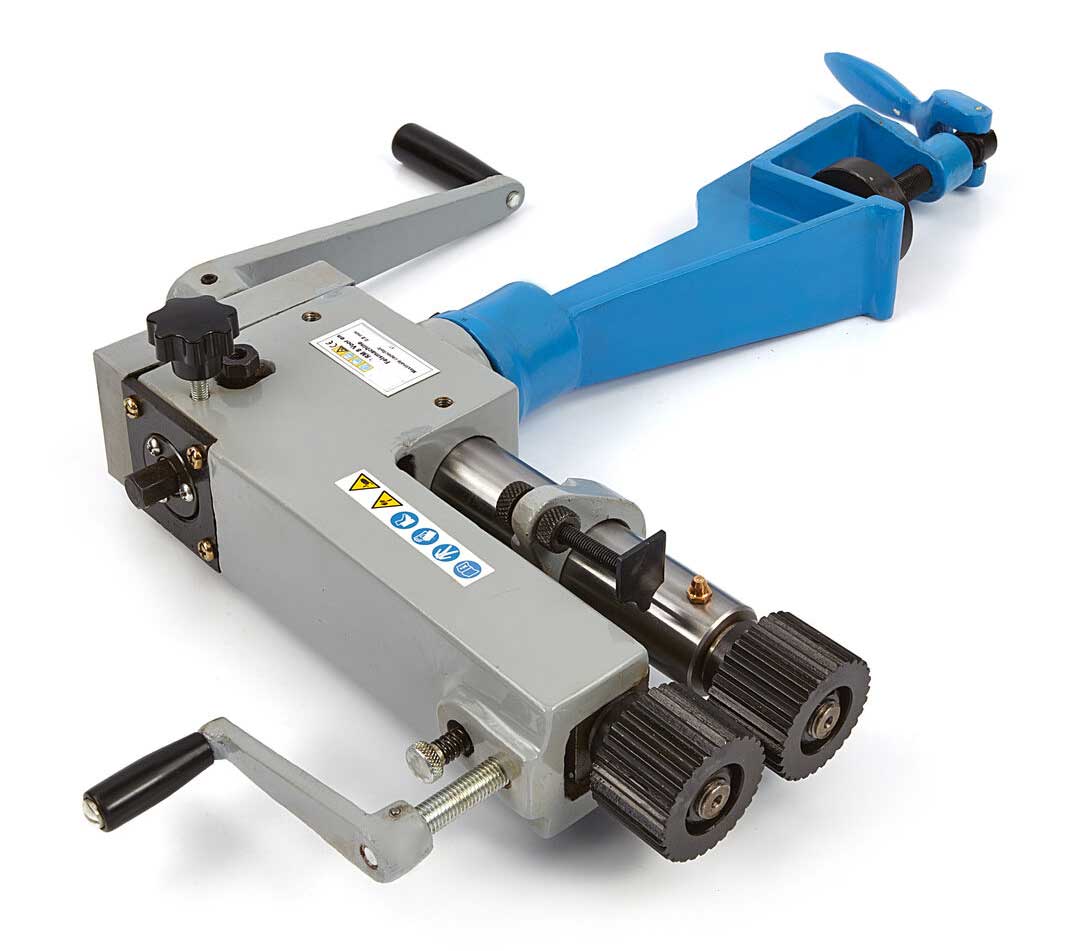 RM 8 - Signovací / lemovací a vroubkovací stroj, 12 profilových rolen, 22 kg