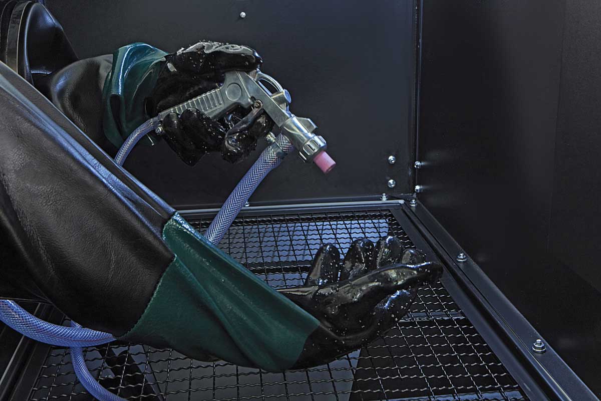 Pískovací box SBC 220 - kabina pro tryskání se spodním otvorem (pískovačka)