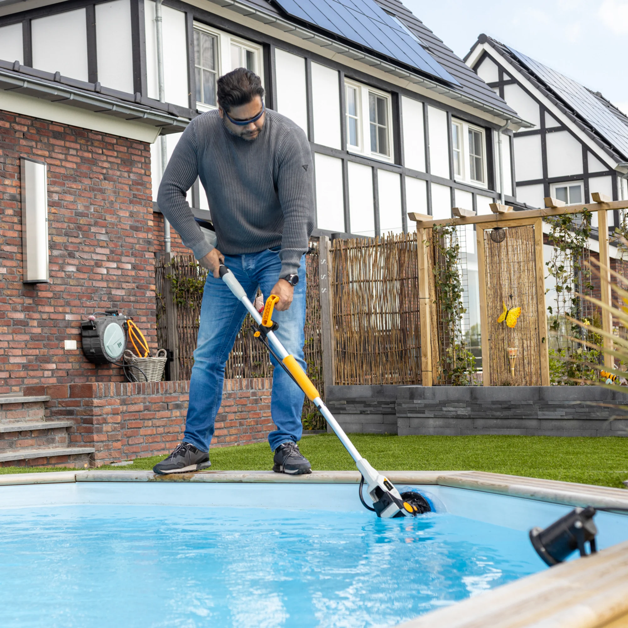 AKU bezdrátový rotační čistící kartáč TWIN BRUSH na všechny druhy povrchů, rotační kartáč na čištění solárních panelů a bazénů, 18V Li-Ion, bez baterie a nabíječky, bateriová platforma MAXXPACK BATAVIA