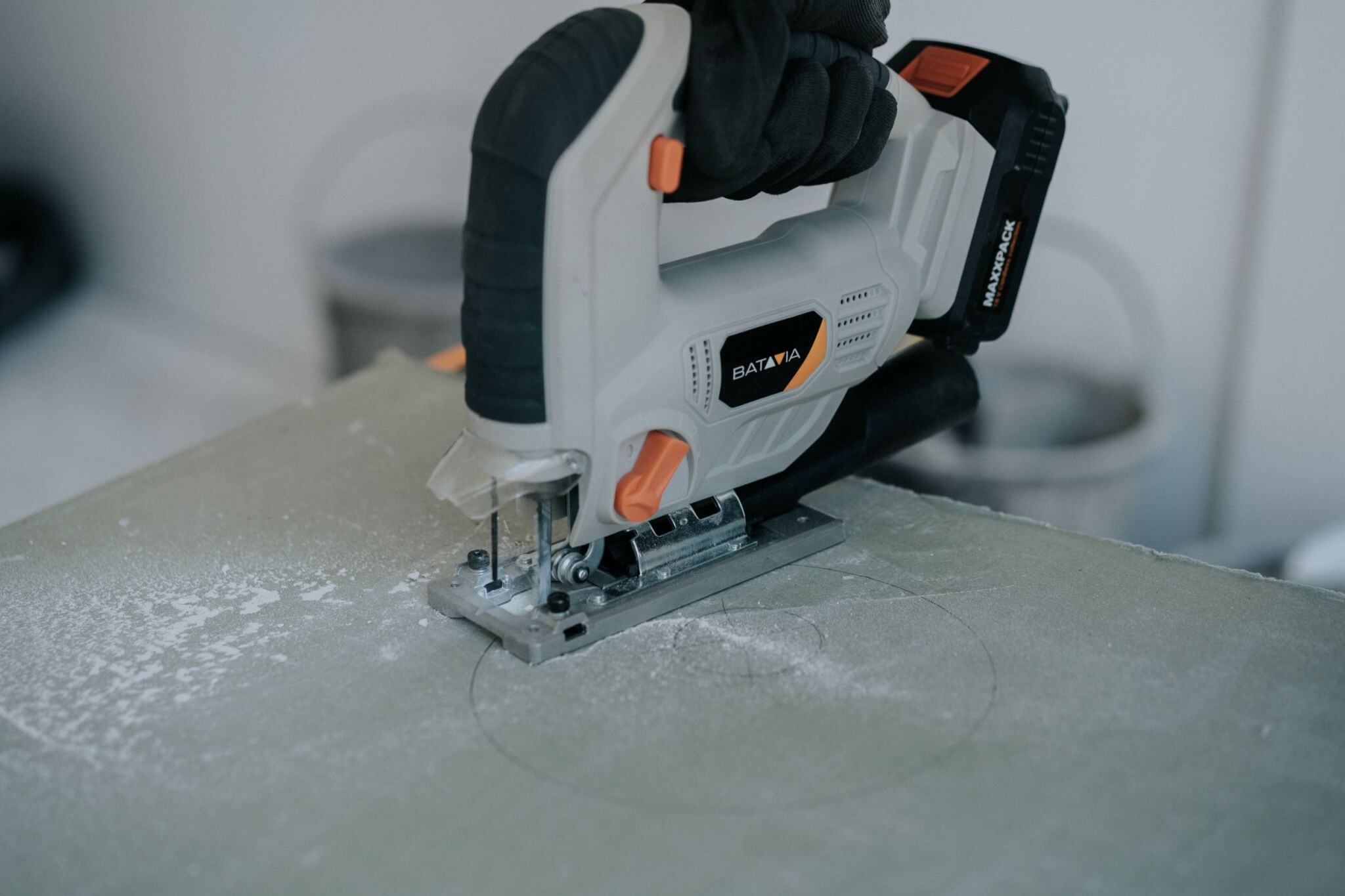 Aku bezdrátová přímočará, stavitelná pilka, 18V Li-Ion, bez baterie a nabíječky, bateriová platforma MAXXPACK BATAVIA