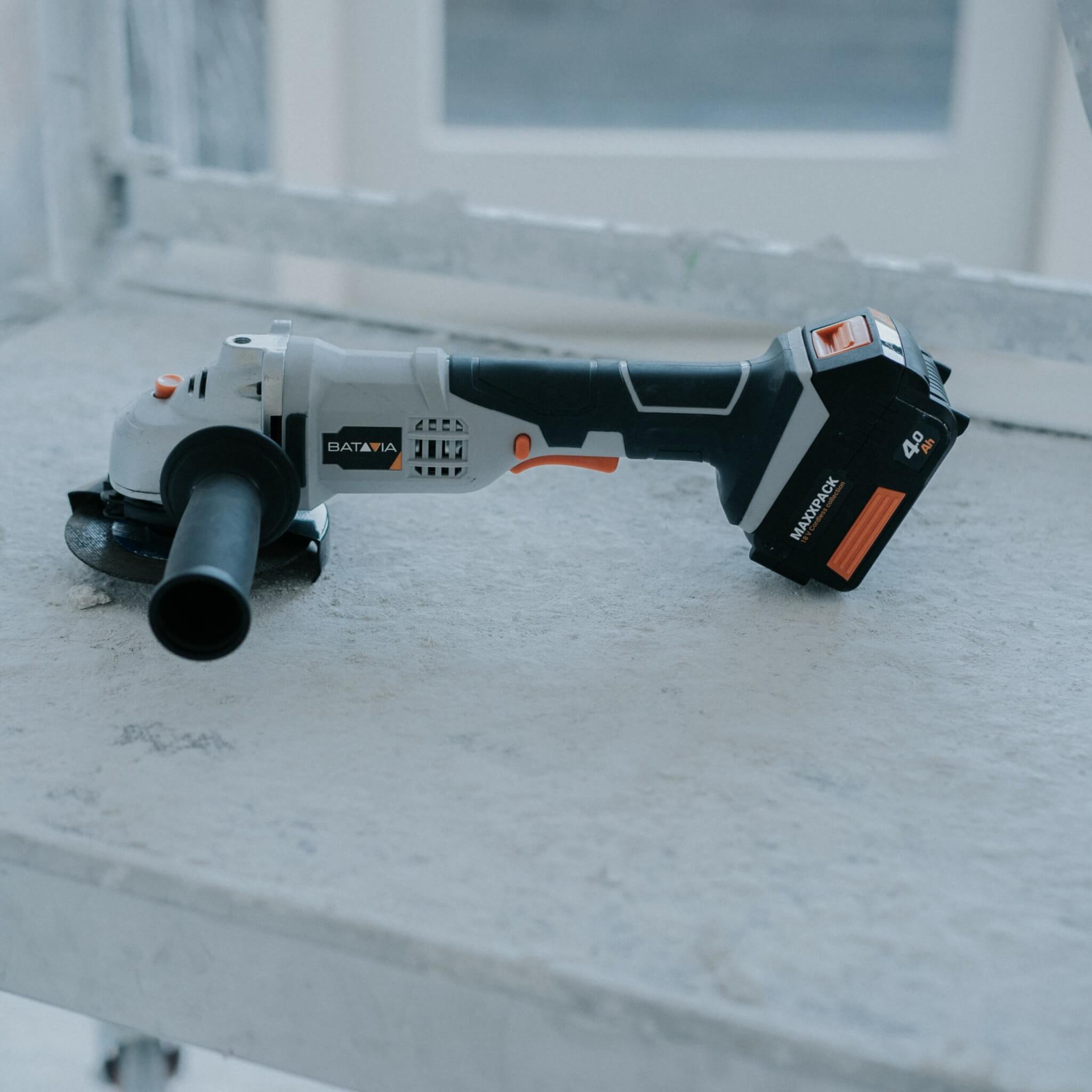 Aku bezdrátová úhlová, kotoučová bruska, 8000 ot./min., průměr kotouče 115 mm, 18V Li-Ion, bez baterie a nabíječky, bateriová platforma MAXXPACK BATAVIA