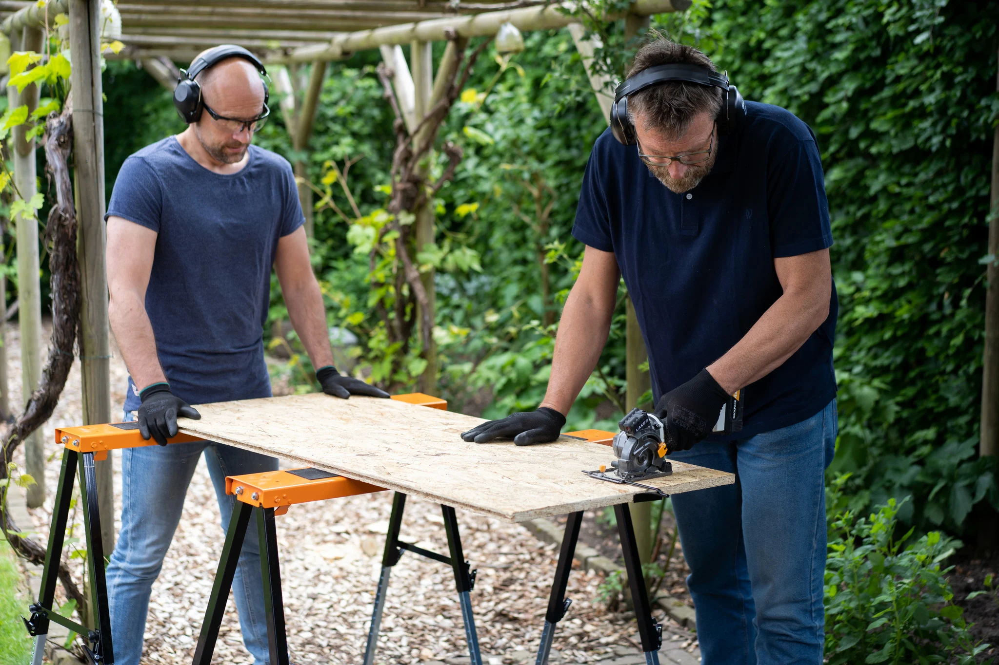 Aku bezdrátová, jednoruční, mini kotoučová ponorná pila s laserem, 18V Li-Ion, bez baterie a nabíječky, bateriová platforma MAXXPACK BATAVIA