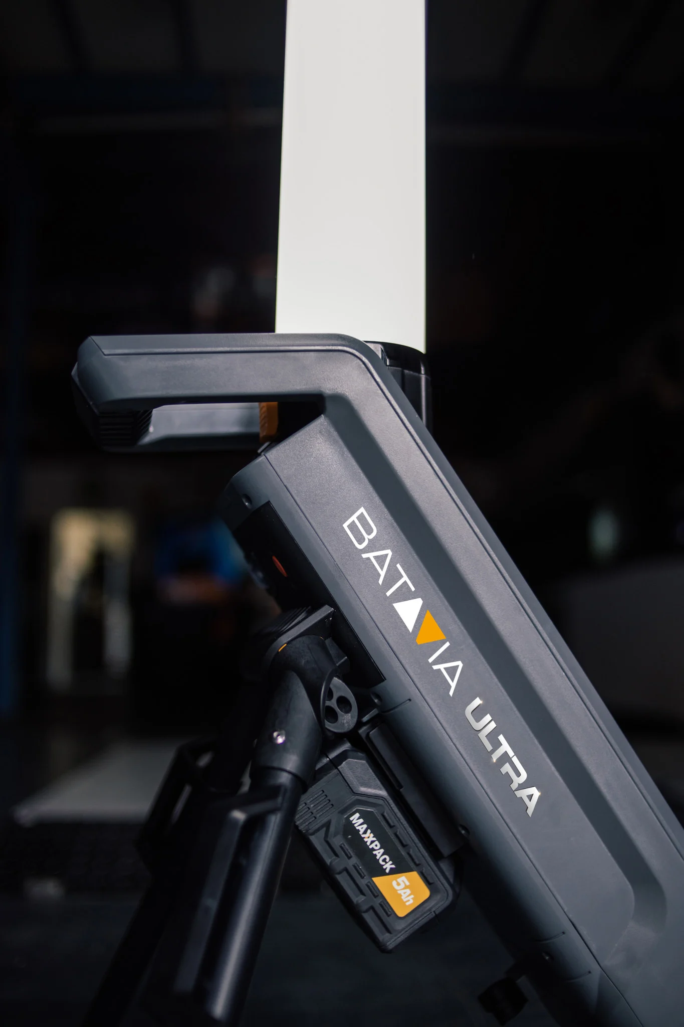 Aku bezdrátové LED hybridní 360º stavební a pracovní světlo, Li-Ion 18V/230V, LED 25W, 6500K, IP54, bez baterie a nabíječky, bateriová platforma MAXXPACK BATAVIA