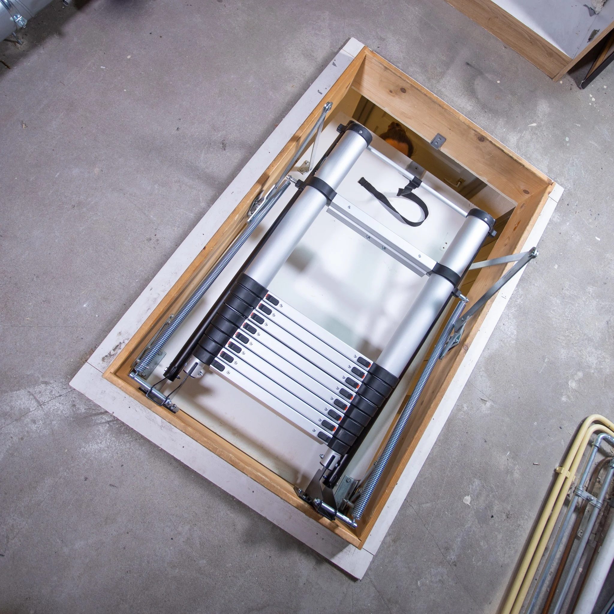 Hliníkový půdní žebřík teleskopický, kvalitní zpracování, délka 2,30 - 2,65 m, 9 příček, nosnost 150 kg, BATAVIA