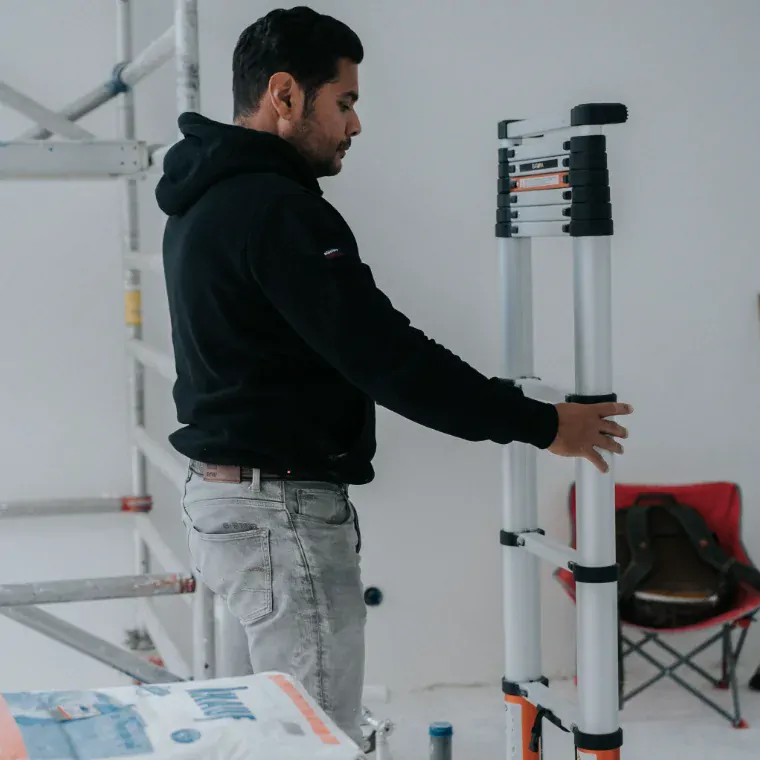 Hliníkový žebřík teleskopický, kvalitní zpracování, délka 2,63 m, 8 příček, nosnost 150 kg, BATAVIA