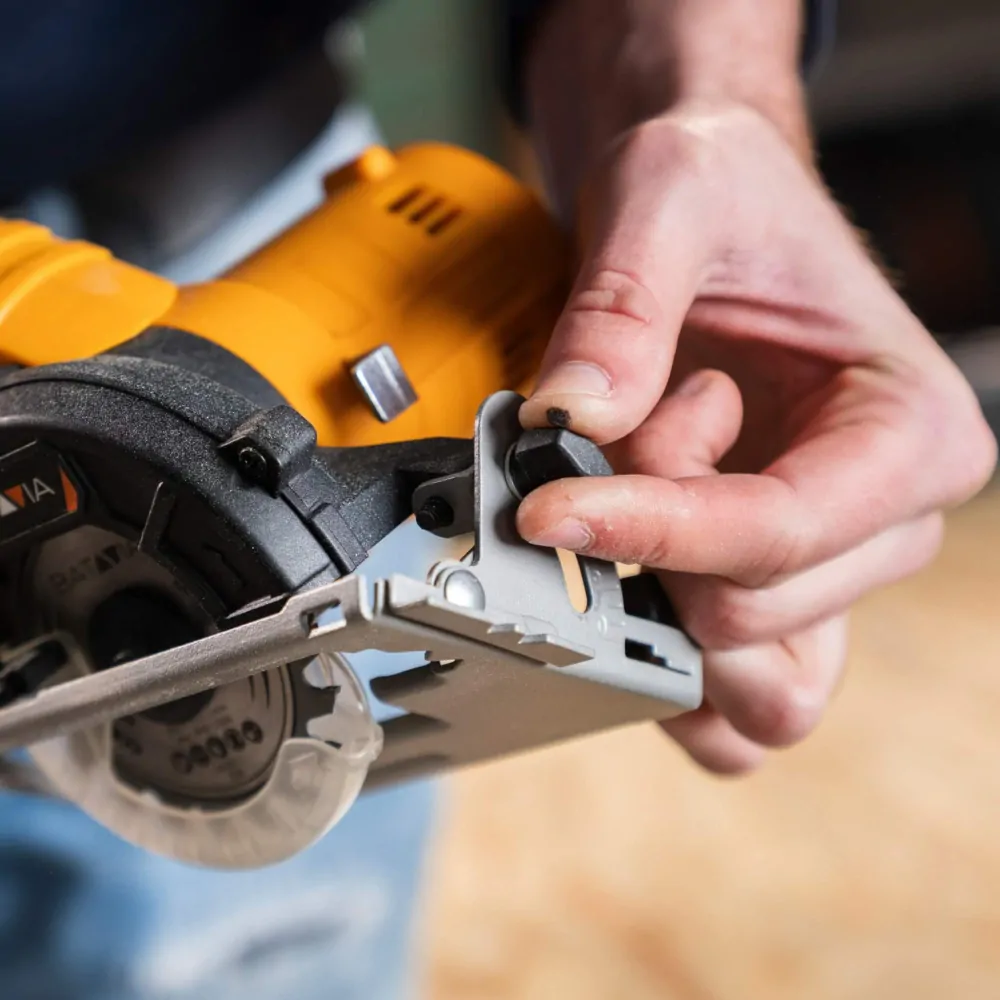 Aku bezdrátová kotoučová, okružní pila s funkcí pokosového řezání, průměr 85mm, hloubka řezu 26mm. 12V Li-Ion, bez baterie a nabíječky. FIXXPACK BATAVIA 