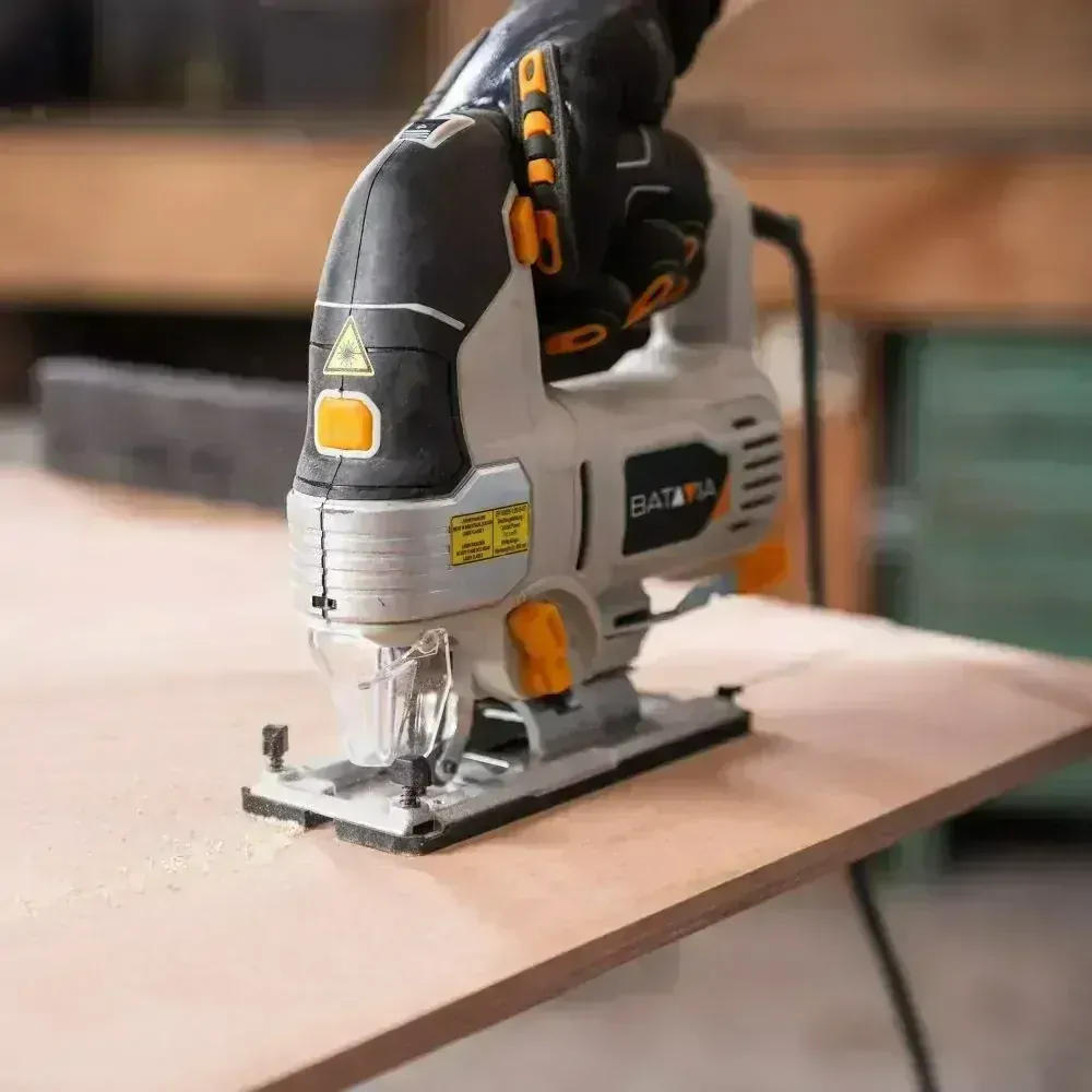 Přímočará, stavitelná, kyvadlová pilka pro řezání dřeva, plastu i kovu, příkon 850W, pokosy -45° až 45°, laser, LED, MAXXSERIES BATAVIA 7064695