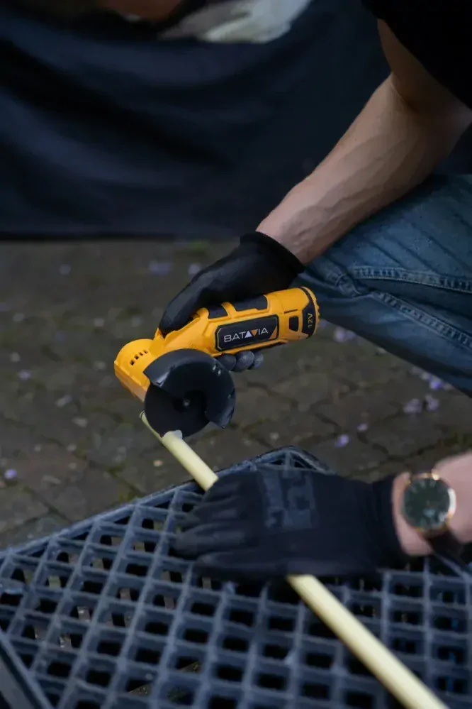 Aku bezdrátová úhlová bruska nejen pro kutily, 12V Li-Ion, bez baterie a nabíječky, bateriová platforma FIXXPACK BATAVIA