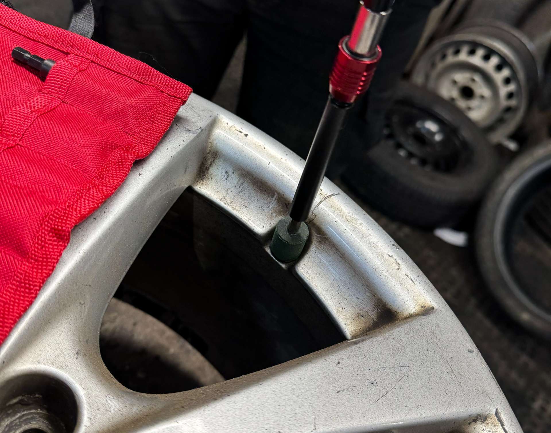 Sada na frézování a čištění otvorů pro ventilky pneumatik v litých kolech, Welzh