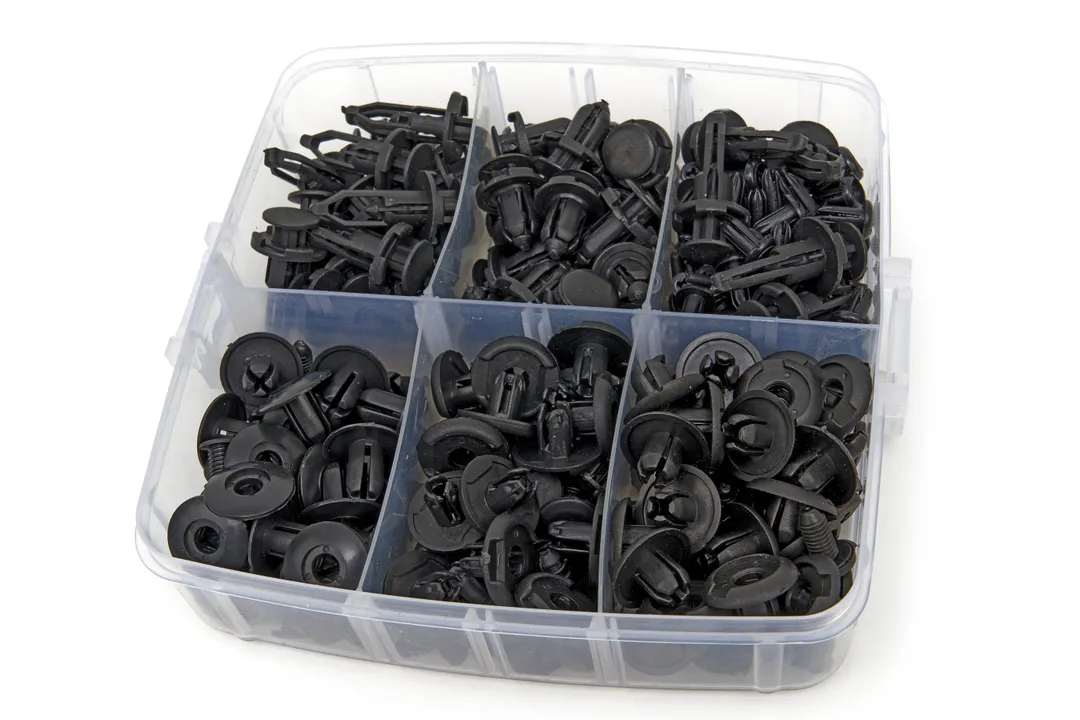 Sortiment plastových příchytek a spon pro čalounění automobilů a připevnění plastových dílů včetně kleští na spony, 620 dílů