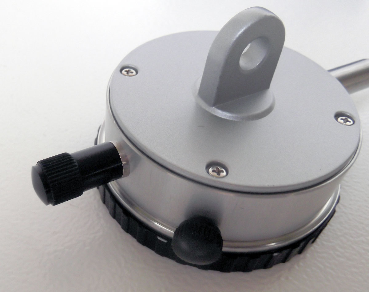 Odchylkoměr (úchylkoměr) analogový číselníkový s ouškem, KM