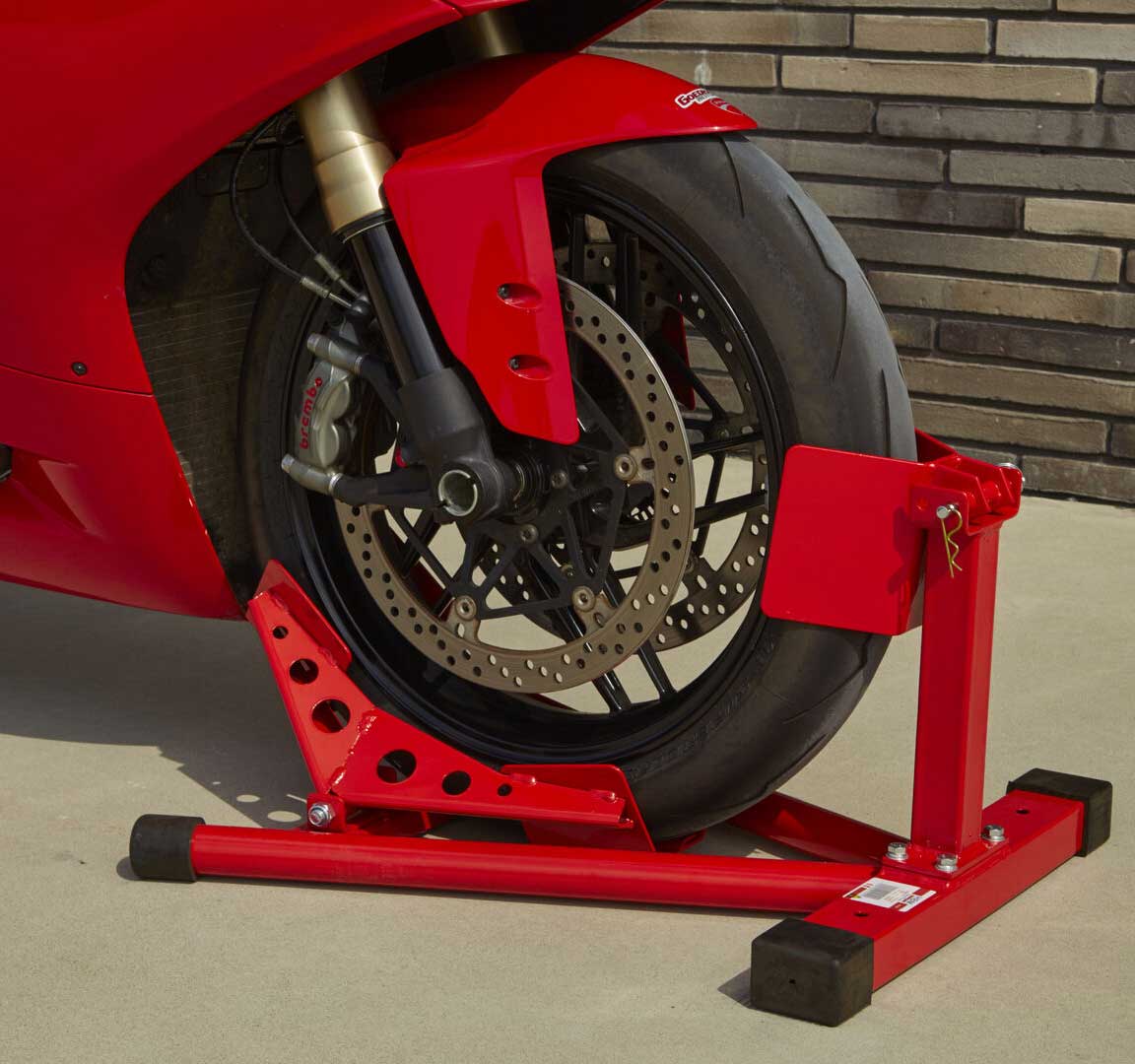 Motocyklový protipojezdový stojan pro uchycení přední pneumatiky, Model 1, červený