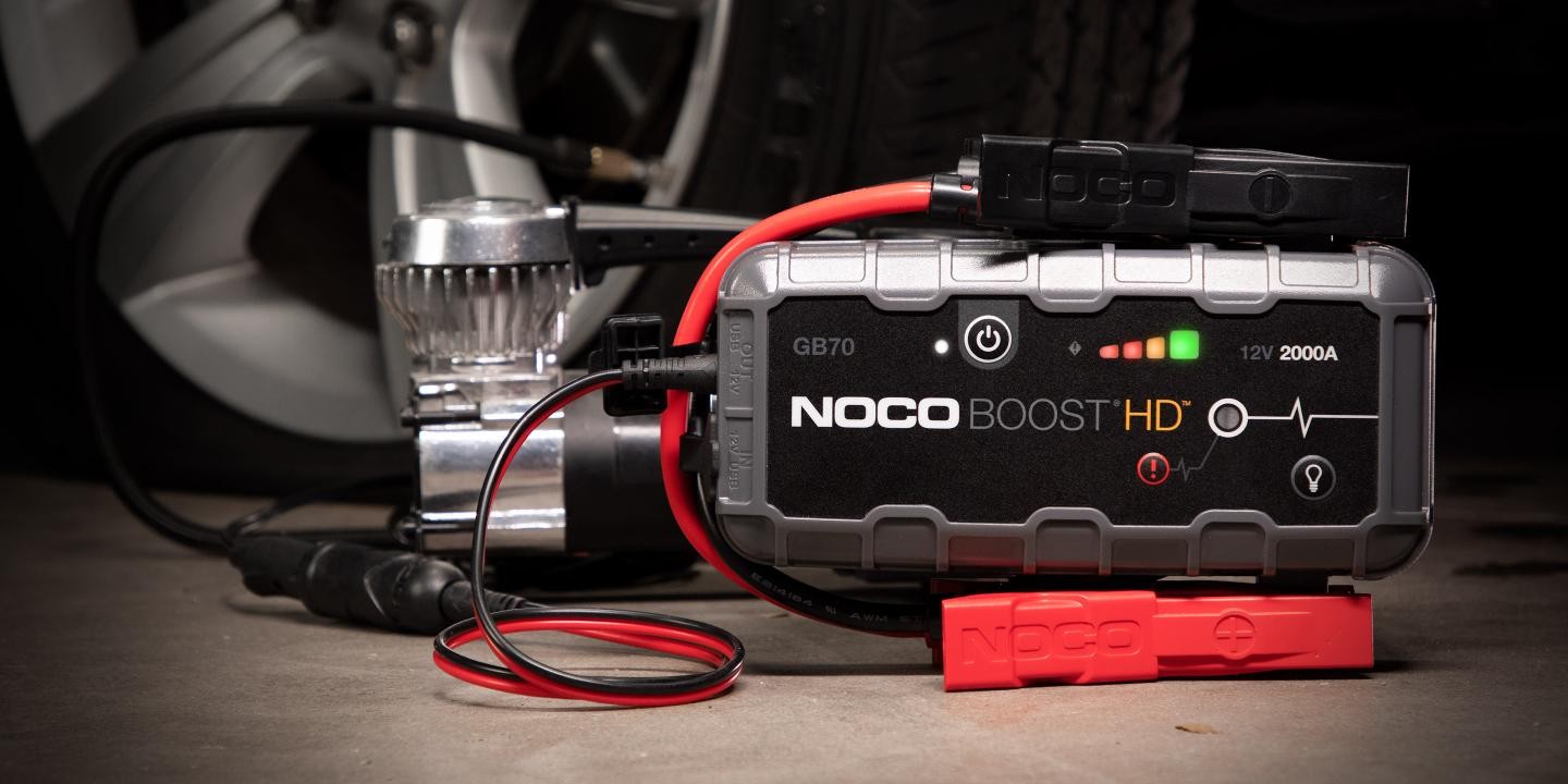 Startovací zdroj, booster 12V, 2000A, až 40 skokových startů, Lithium-Iontová baterie 56 Wh, pro benzínové motory do objemu 8 l a dieslové motory do 6 l BOOST HD GB70 NOCO