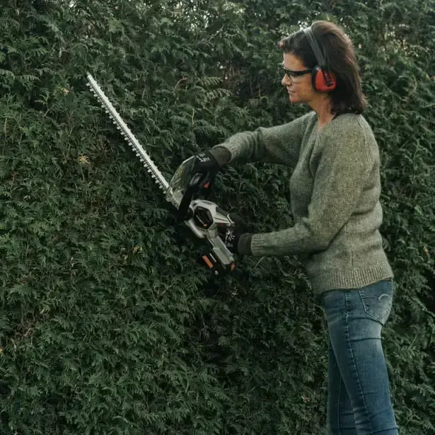 AKU nůžky na živý plot, plotostřih, 18V Li-Ion, bez baterie a nabíječky, bateriová platforma MAXXPACK BATAVIA