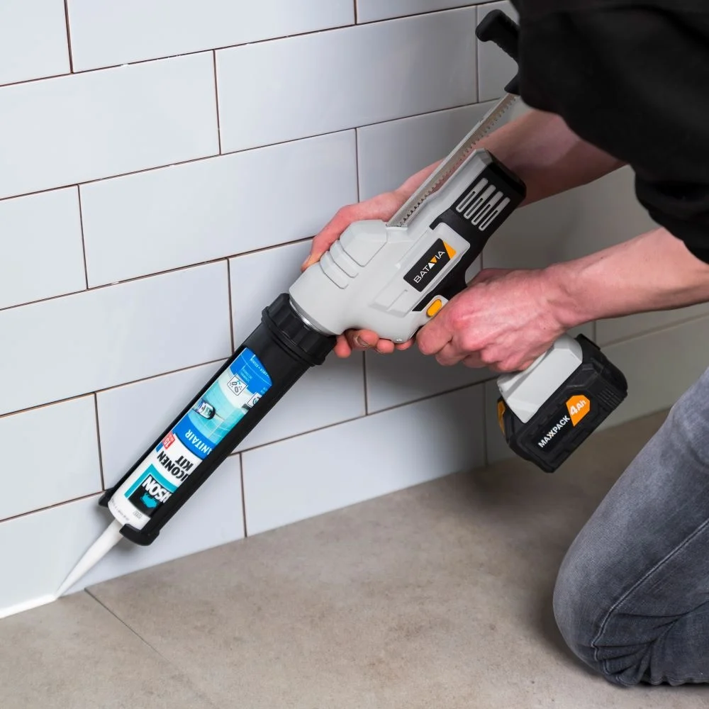 AKU vytlačovací pistole, spárová, tmelící pistole, 18V Li-Ion, vytlačovací síla 2000 Nm, na 300 ml kartuše, bez baterie a nabíječky, bateriová platforma MAXXPACK BATAVIA