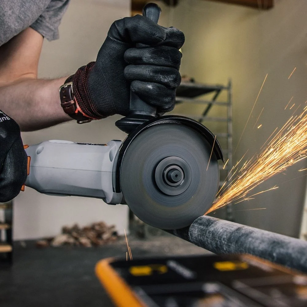 Aku bezdrátová úhlová, kotoučová bruska, 8000 ot./min., průměr kotouče 115 mm, 18V Li-Ion, bez baterie a nabíječky, bateriová platforma MAXXPACK BATAVIA