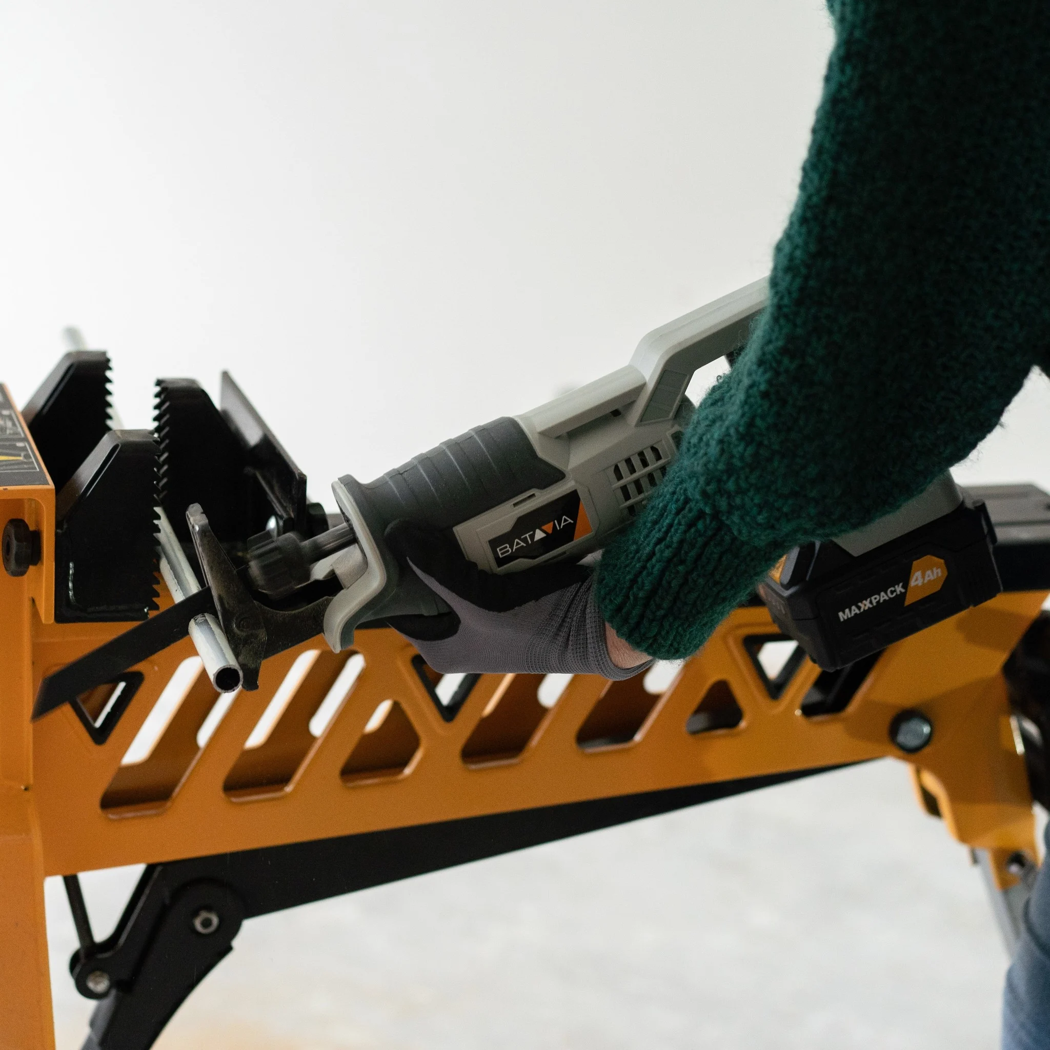 Aku bezdrátová přímočará pila, pila ocaska, variabilní frekvence zdvihu, 18V Li-Ion, bez baterie a nabíječky, bateriová platforma MAXXPACK BATAVIA
