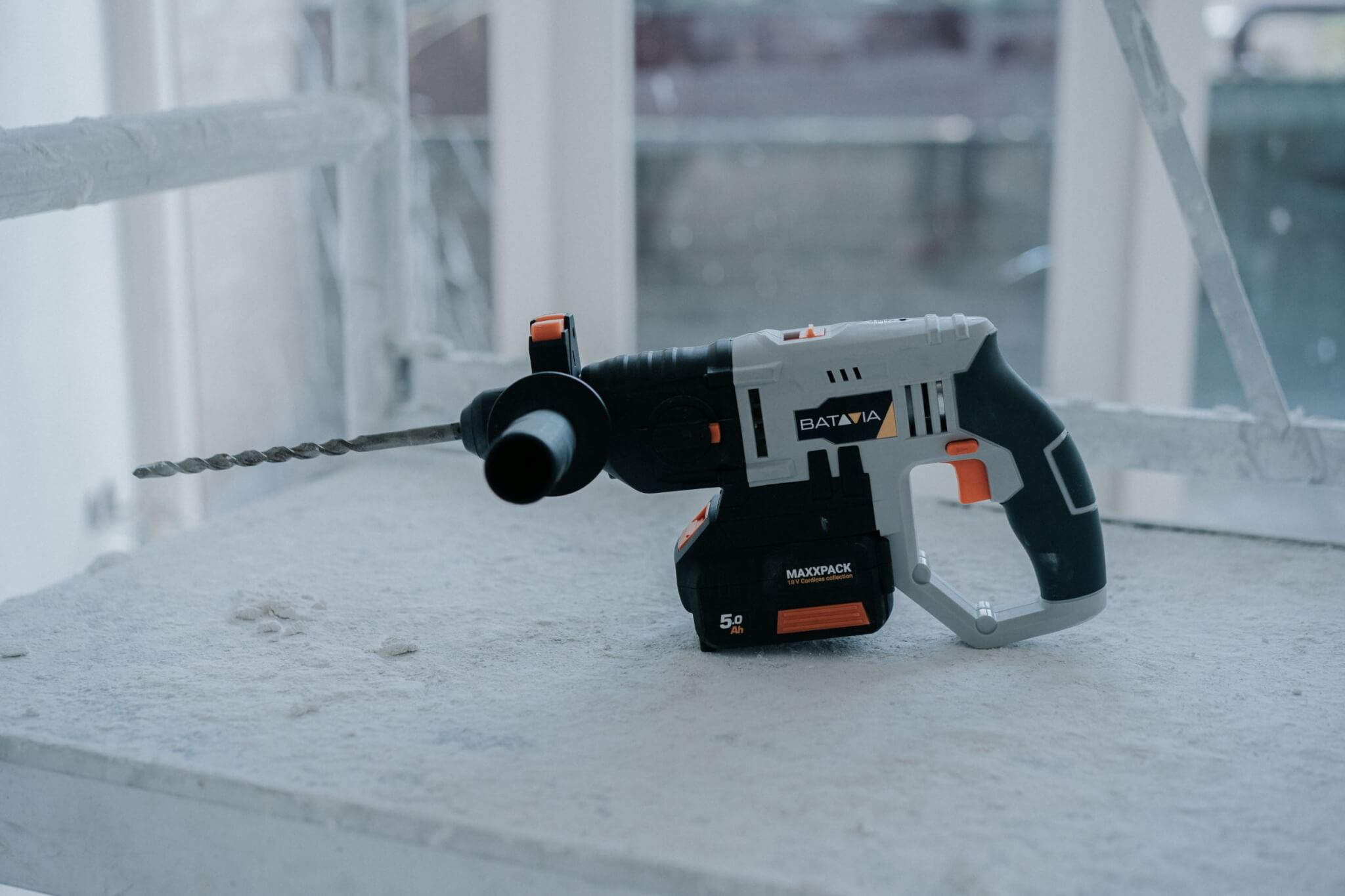 AKU bezdrátové vrtací kladivo s příklepem, SDS plus, 18V Li-Ion, 5000 příklepů za min., energie 0,8 Joule, bez baterie a nabíječky, bateriová platforma MAXXPACK BATAVIA