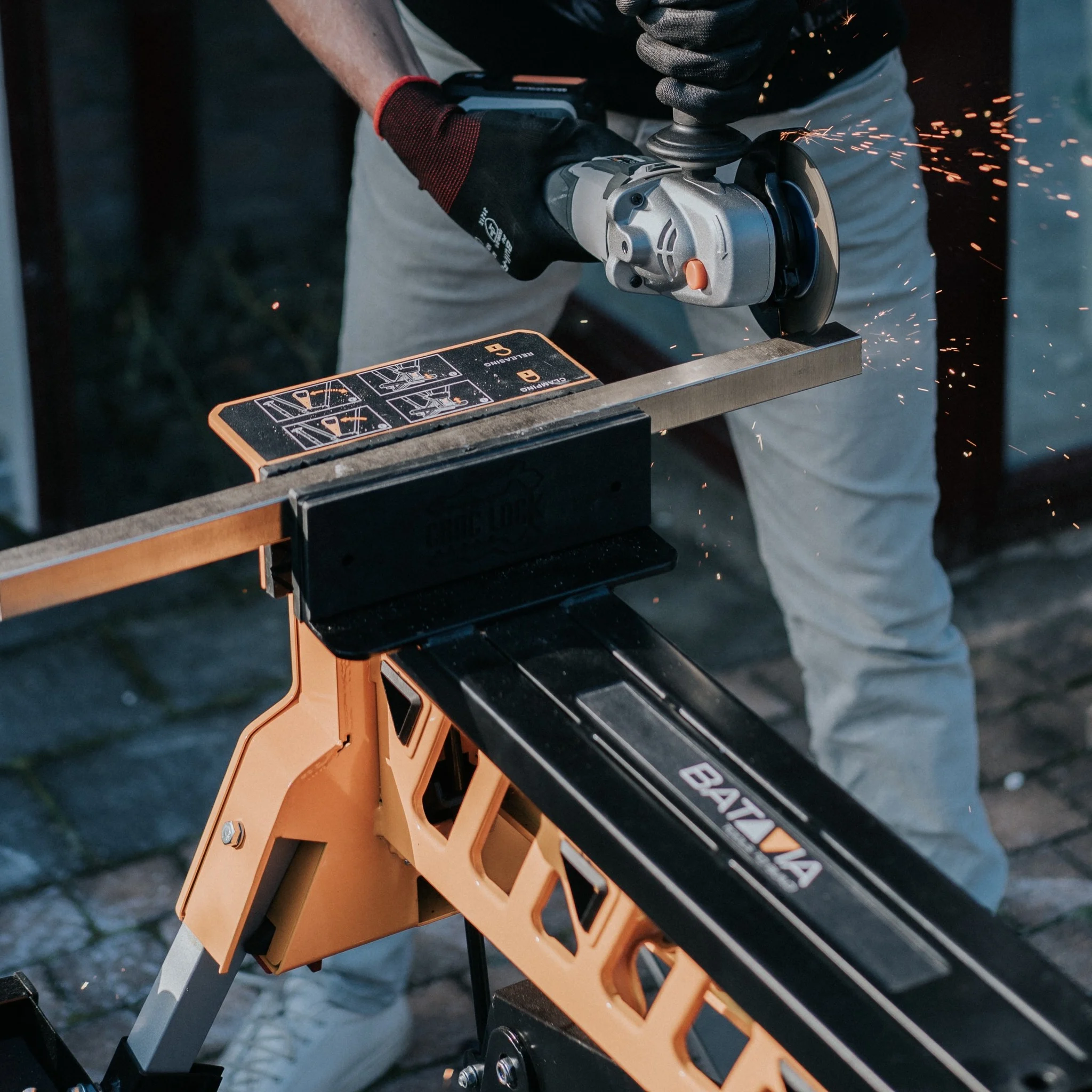 Profesionální pracovní stůl, stavební koza, upínací systém CROC LOCK, upínací síla 1000kg, nosnost 250kg BATAVIA