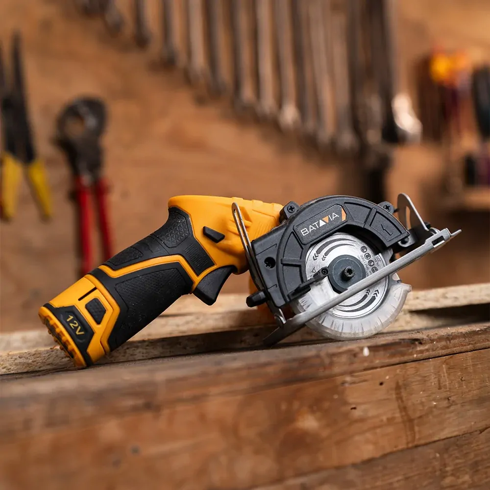 Aku bezdrátová kotoučová, okružní pila s funkcí pokosového řezání, průměr 85mm, hloubka řezu 26mm. 12V Li-Ion, bez baterie a nabíječky. FIXXPACK BATAVIA 