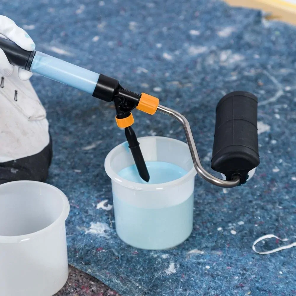 Renovační sada pro odstranění staré barvy a nanesení nové, horkovzdušná pistole 1.800 W + malířský váleček s integrovaným zásobníkem na 520 ml barvy BATAVIA