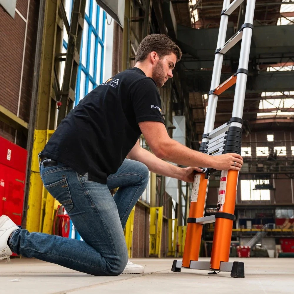 Hliníkový žebřík teleskopický, kvalitní zpracování, délka žebříku 4,15 m, s indikátorem úhlu, max. pracovní výška 5,18 m, 14 příček, nosnost 150 kg, BATAVIA