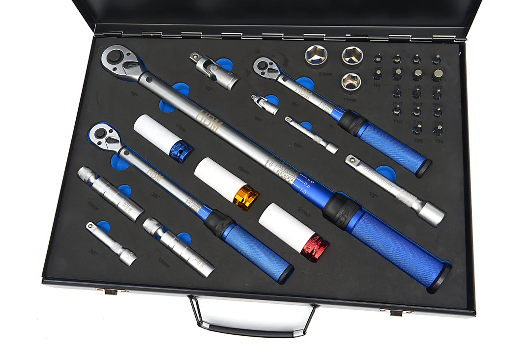 Profesionální momentové klíče 1/4", 3/8", 1/2", rozsah 5 - 220 Nm, obousměrné, kalibrační protokol, se sadou nástavců - 32 ks