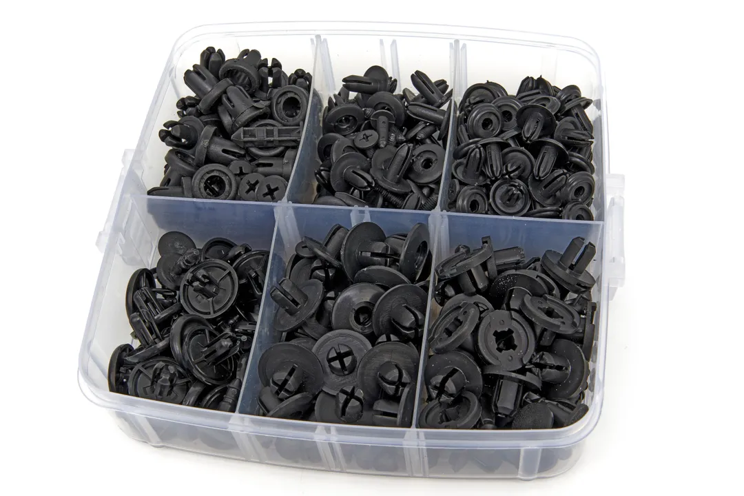 Sortiment plastových příchytek a spon pro čalounění automobilů a připevnění plastových dílů včetně kleští na spony, 620 dílů