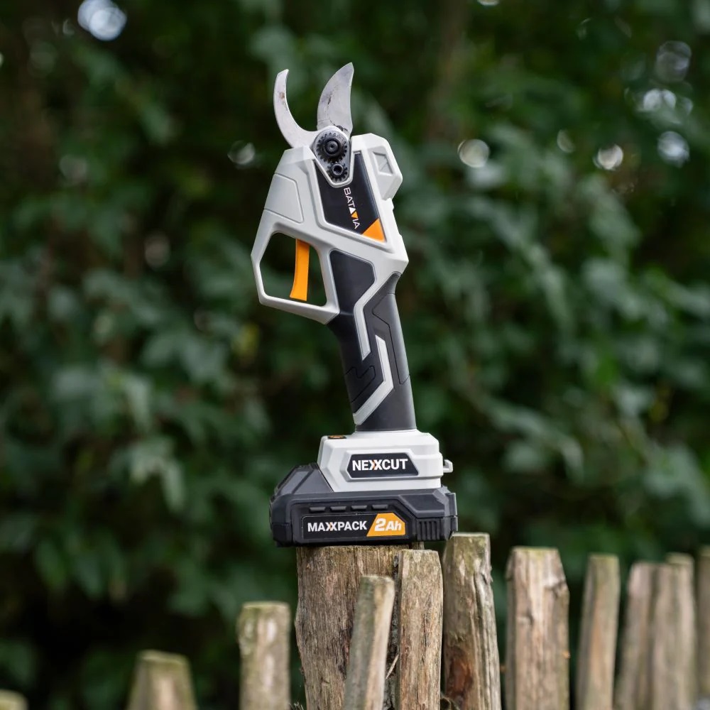 Aku bezdrátové nůžky na větve, prořezávač na keře i stromky, 18V Li-Ion, bezuhlíkový motor, na větve do průměru 30 mm, bez baterie a nabíječky MAXXPACK BATAVIA