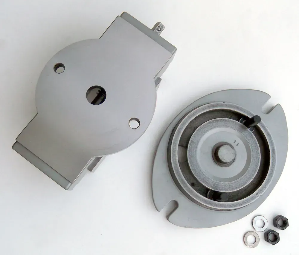 Samostředící strojní svěrák s odnímatelnou otočnou základnou čelisti 100 mm