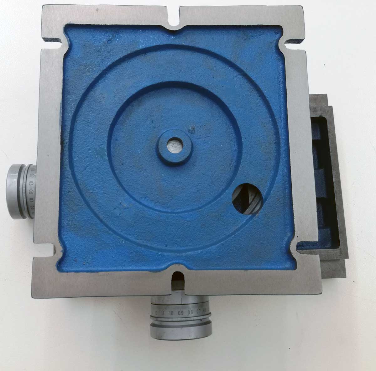 Křížový stůl 330 x 220 mm s otočnou základnou pro frézování nebo vrtání, 33 kg