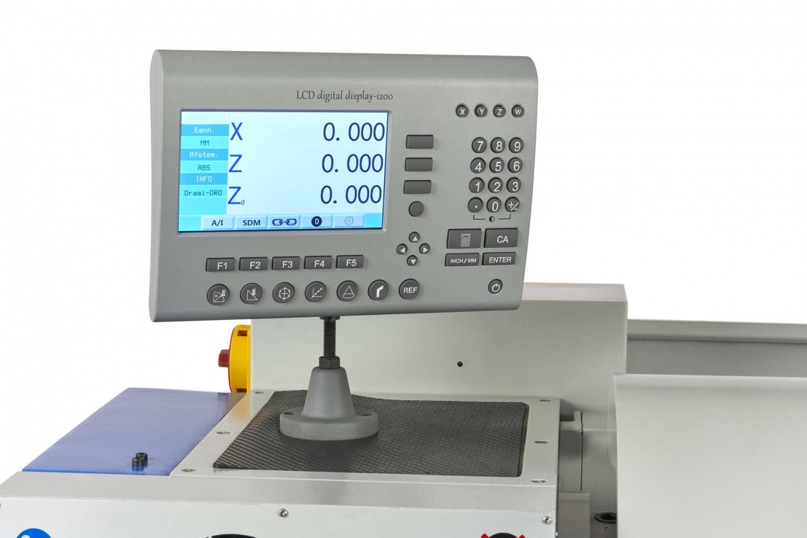 HBM 360 x 1000, profesionální hrotový soustruh na kov, vrtání osy vřetene 50 mm, 3 převodovky v oleji, 3-osé digitální odměřování s LCD, plně vybavený, motor 1.5 kW, 400 V, 650 kg