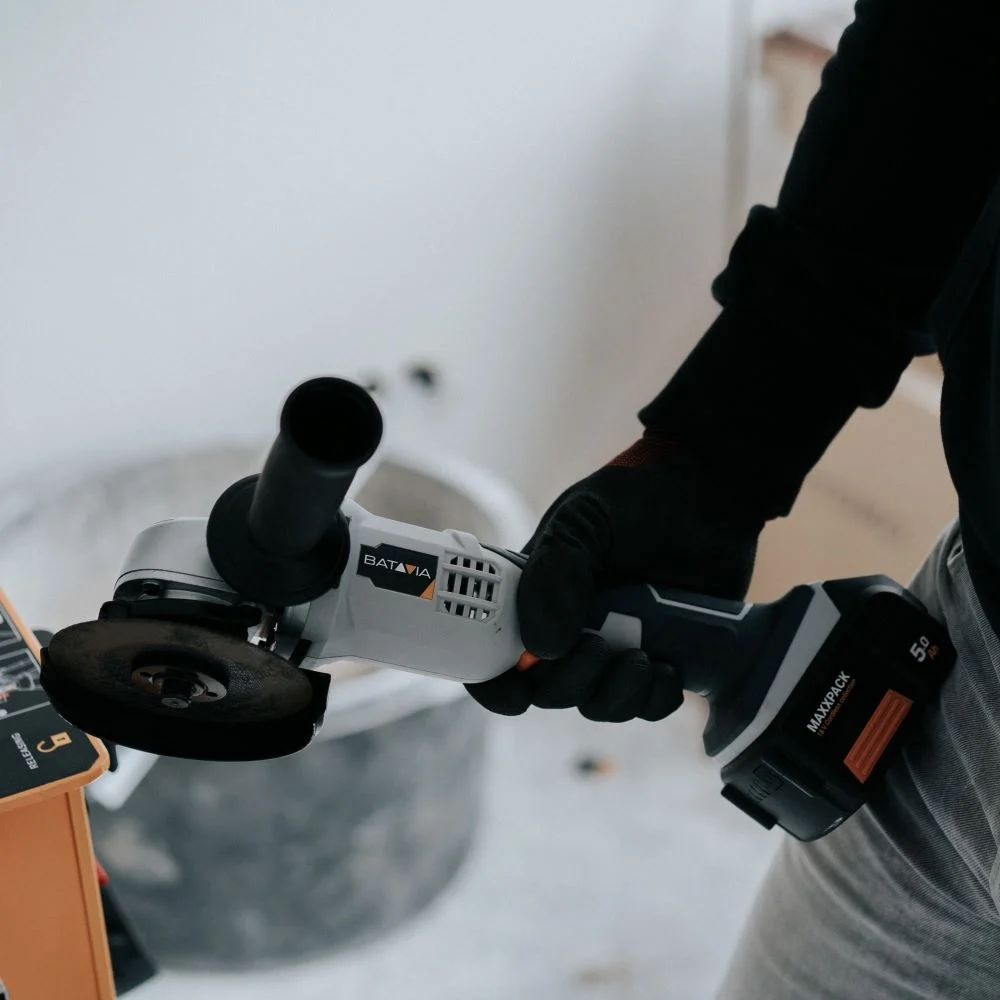 Aku bezdrátová úhlová, kotoučová bruska, 8000 ot./min., průměr kotouče 115 mm, 18V Li-Ion, bez baterie a nabíječky, bateriová platforma MAXXPACK BATAVIA