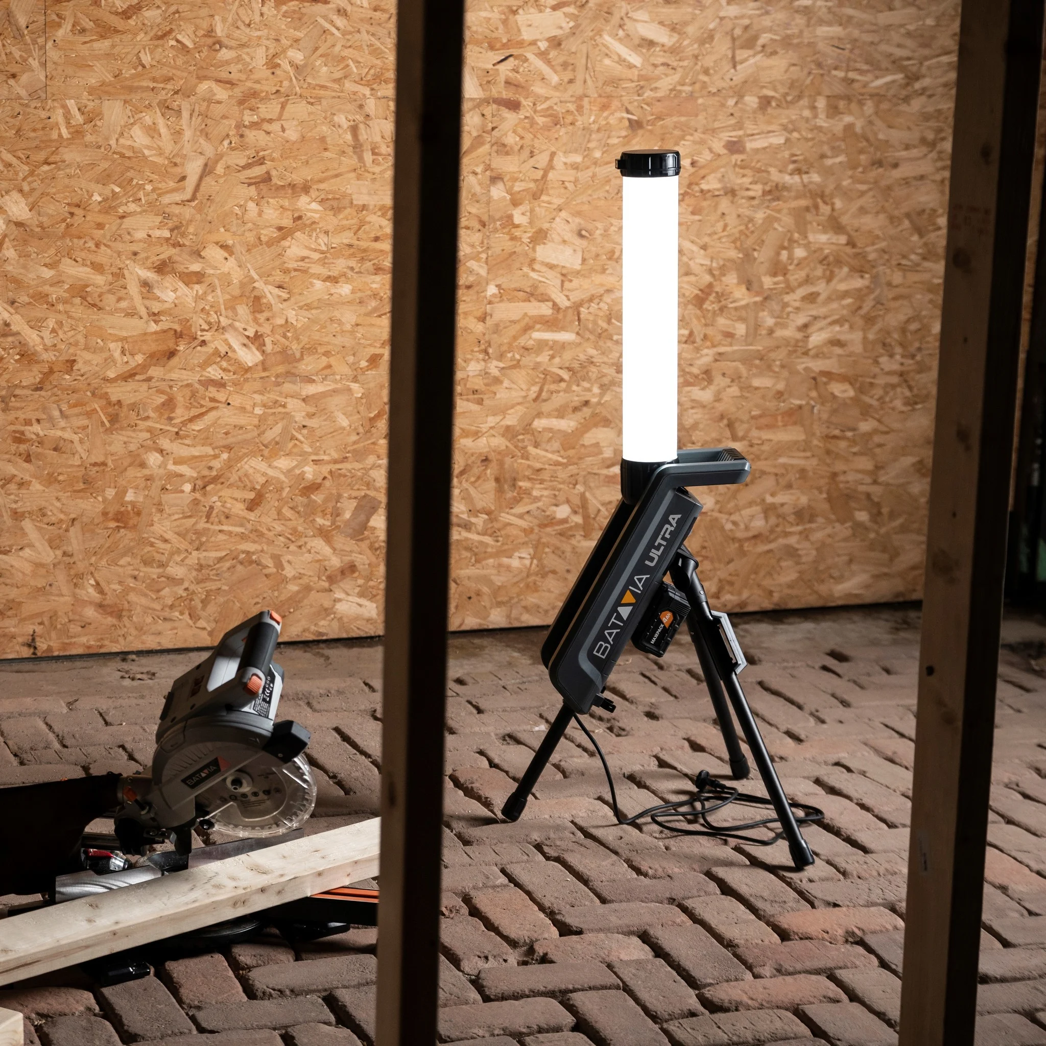 Aku bezdrátové LED hybridní 360º stavební a pracovní světlo, Li-Ion 18V/230V, LED 25W, 6500K, IP54, bez baterie a nabíječky, bateriová platforma MAXXPACK BATAVIA