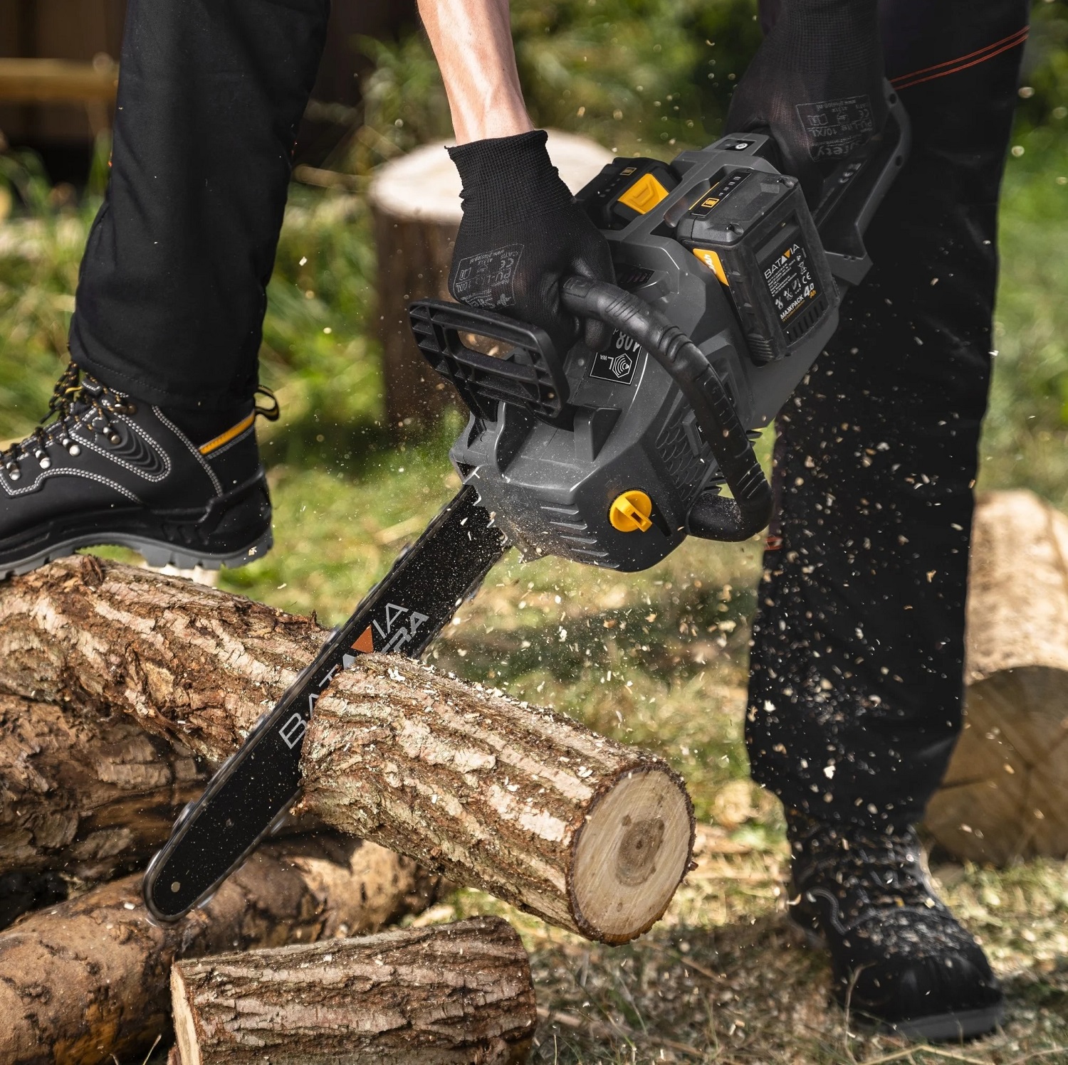 Akumulátorová AKU řetězová pila 36V, výkon 1,3 kW, délka lišty 46 cm, max. hloubka řezu 36 cm, bez baterie a nabíječky, bateriová platforma MAXXPACK BATAVIA