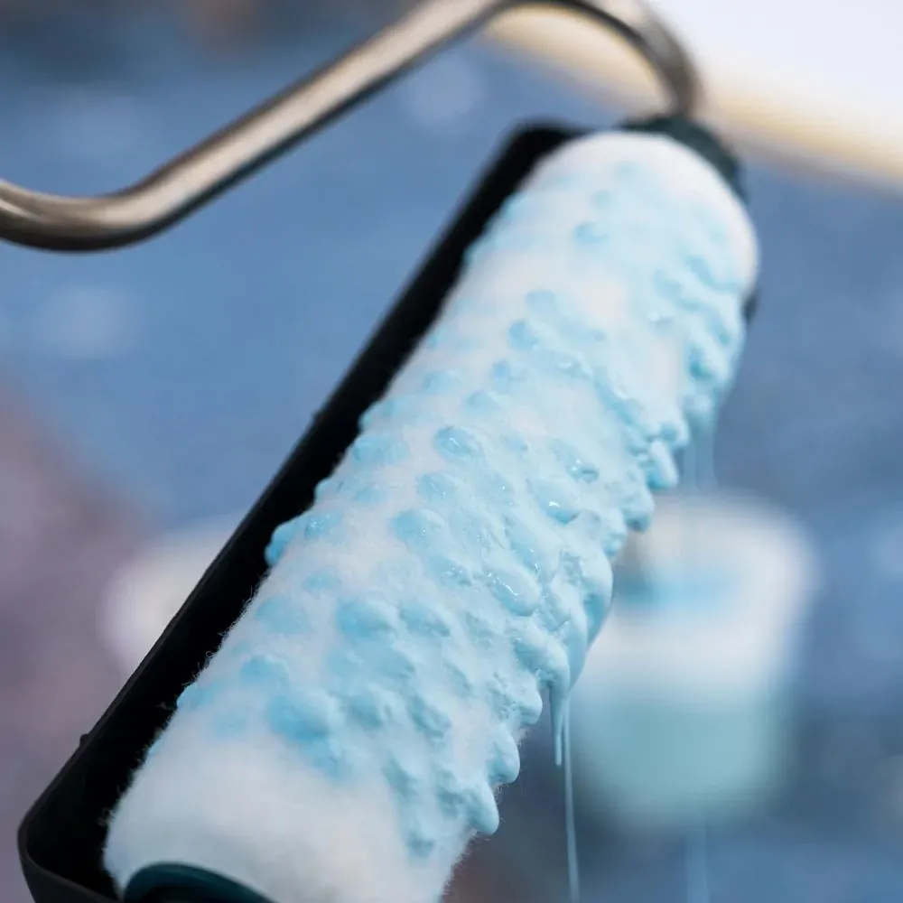 Renovační sada pro odstranění staré barvy a nanesení nové, horkovzdušná pistole 1.800 W + malířský váleček s integrovaným zásobníkem na 520 ml barvy BATAVIA